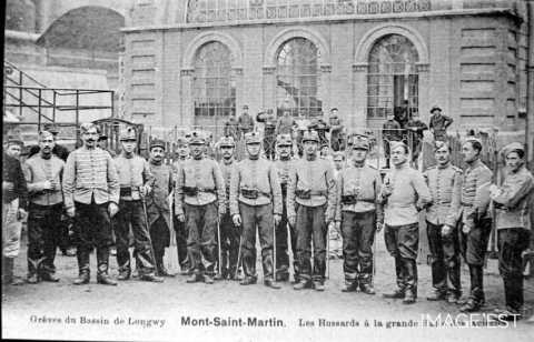 Hussards à la grande Halle des aciéries (Mont-Saint-Martin)
